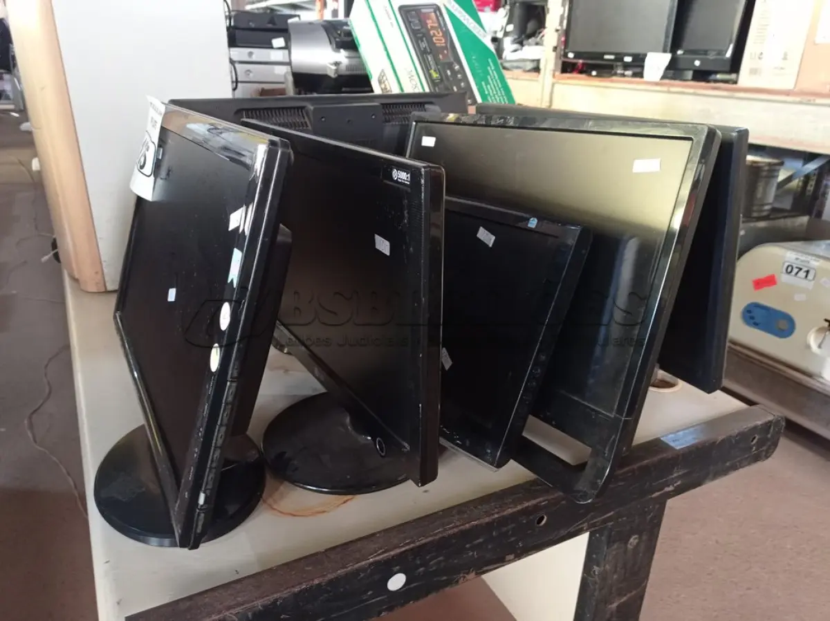 LOTE 125 - 06 MONITORES LCD MARCAS E MODELOS DIVERSOS. (NO ESTADO) ATENÇÃO! FAZER A VISITAÇÃO ANTES DE ARREMATAR, NÃO SABEMOS SE FUNCIONA. LEILÃO NÃO TEM GARANTIA E NEM DEVOLUÇÃO, SUJEITO A POSSÍVEIS AVARIAS VISÍVEIS/OCULTAS E/OU AUSÊNCIA DE COMPONENTES.