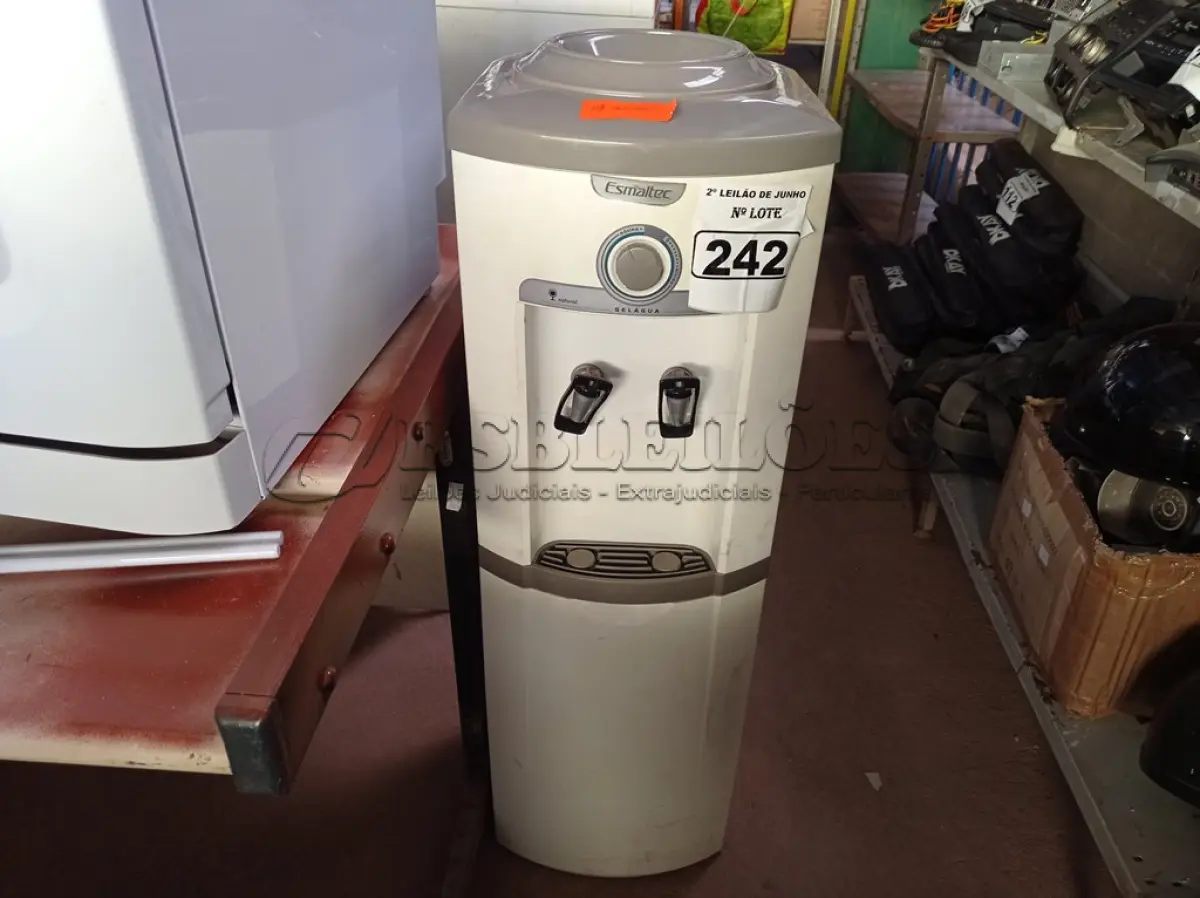 LOTE 242 - 01 BEBEDOURO REFRIGERADO PARA GARRAFÃO 220V. (NO ESTADO) ATENÇÃO! FAZER A VISITAÇÃO ANTES DE ARREMATAR, NÃO SABEMOS SE FUNCIONA. LEILÃO NÃO TEM GARANTIA E NEM DEVOLUÇÃO, SUJEITO A POSSÍVEIS AVARIAS VISÍVEIS/OCULTAS E/OU AUSÊNCIA DE COMPONENTES.