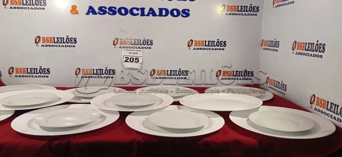 LOTE 205 - 11 PRATOS RASOS E 10 PRATOS DE SOBREMESA. (NO ESTADO) ATENÇÃO! FAZER A VISITAÇÃO ANTES DE ARREMATAR, NÃO SABEMOS SE FUNCIONA. LEILÃO NÃO TEM GARANTIA E NEM DEVOLUÇÃO, SUJEITO A POSSÍVEIS AVARIAS VISÍVEIS/OCULTAS E/OU AUSÊNCIA DE COMPONENTES.