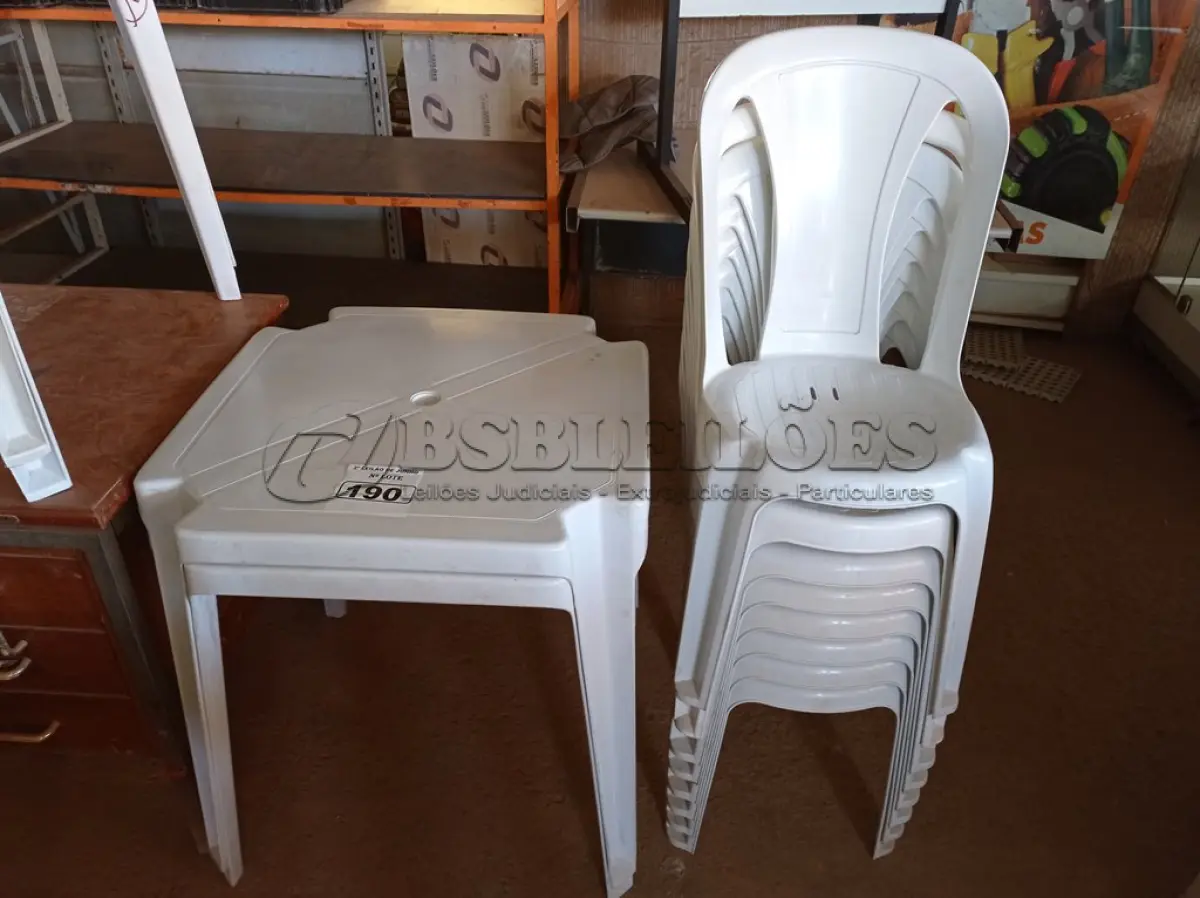 LOTE 190 - 02 JOGOS DE MESAS QUADRADAS DE PLÁSTICO NA COR BRANCA. (NO ESTADO) ATENÇÃO! FAZER A VISITAÇÃO ANTES DE ARREMATAR, NÃO SABEMOS SE FUNCIONA. LEILÃO NÃO TEM GARANTIA E NEM DEVOLUÇÃO, SUJEITO A POSSÍVEIS AVARIAS VISÍVEIS/OCULTAS E/OU AUSÊNCIA DE COMPONENTES.