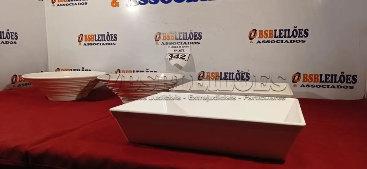 LOTE 342 - 04 SALADEIRAS EM ACRÍLICO. (NO ESTADO) ATENÇÃO! FAZER A VISITAÇÃO ANTES DE ARREMATAR, NÃO SABEMOS SE FUNCIONA. LEILÃO NÃO TEM GARANTIA E NEM DEVOLUÇÃO, SUJEITO A POSSÍVEIS AVARIAS VISÍVEIS/OCULTAS E/OU AUSÊNCIA DE COMPONENTES.