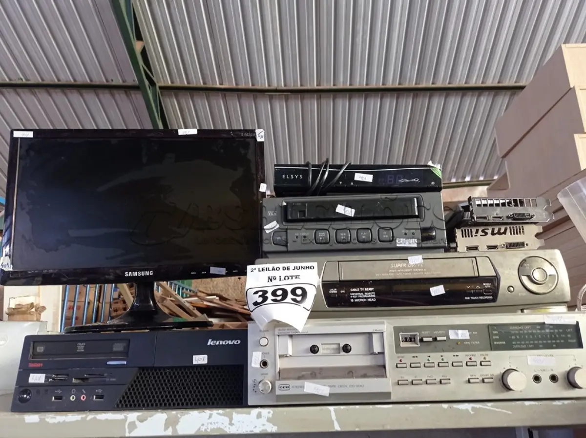 LOTE 399 - 01 LOTE COM DIVERSOS ELETRÔNICOS: 01 CPU, 01 MONITOR, 02 VÍDEOS CASSETE, 01 TOCA FITAS 02 PLACAS DE VÍDEO E 01 RECEPTOR DE SINAL. (NO ESTADO) ATENÇÃO! FAZER A VISITAÇÃO ANTES DE ARREMATAR, NÃO SABEMOS SE FUNCIONA. LEILÃO NÃO TEM GARANTIA E NEM DEVOLUÇÃO, SUJEITO A POSSÍVEIS AVARIAS VISÍVEIS/OCULTAS E/OU AUSÊNCIA DE COMPONENTES.