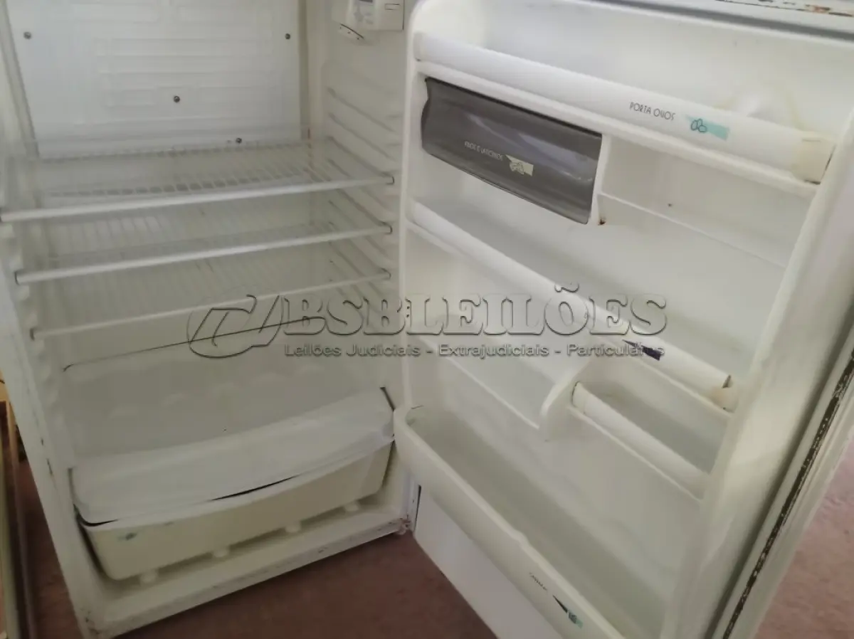 LOTE 352 - 01 GELADEIRA MARCA CONSUL COM AVARIAS 220V(LIGANDO). (NO ESTADO) ATENÇÃO! FAZER A VISITAÇÃO ANTES DE ARREMATAR, NÃO SABEMOS SE FUNCIONA. LEILÃO NÃO TEM GARANTIA E NEM DEVOLUÇÃO, SUJEITO A POSSÍVEIS AVARIAS VISÍVEIS/OCULTAS E/OU AUSÊNCIA DE COMPONENTES.