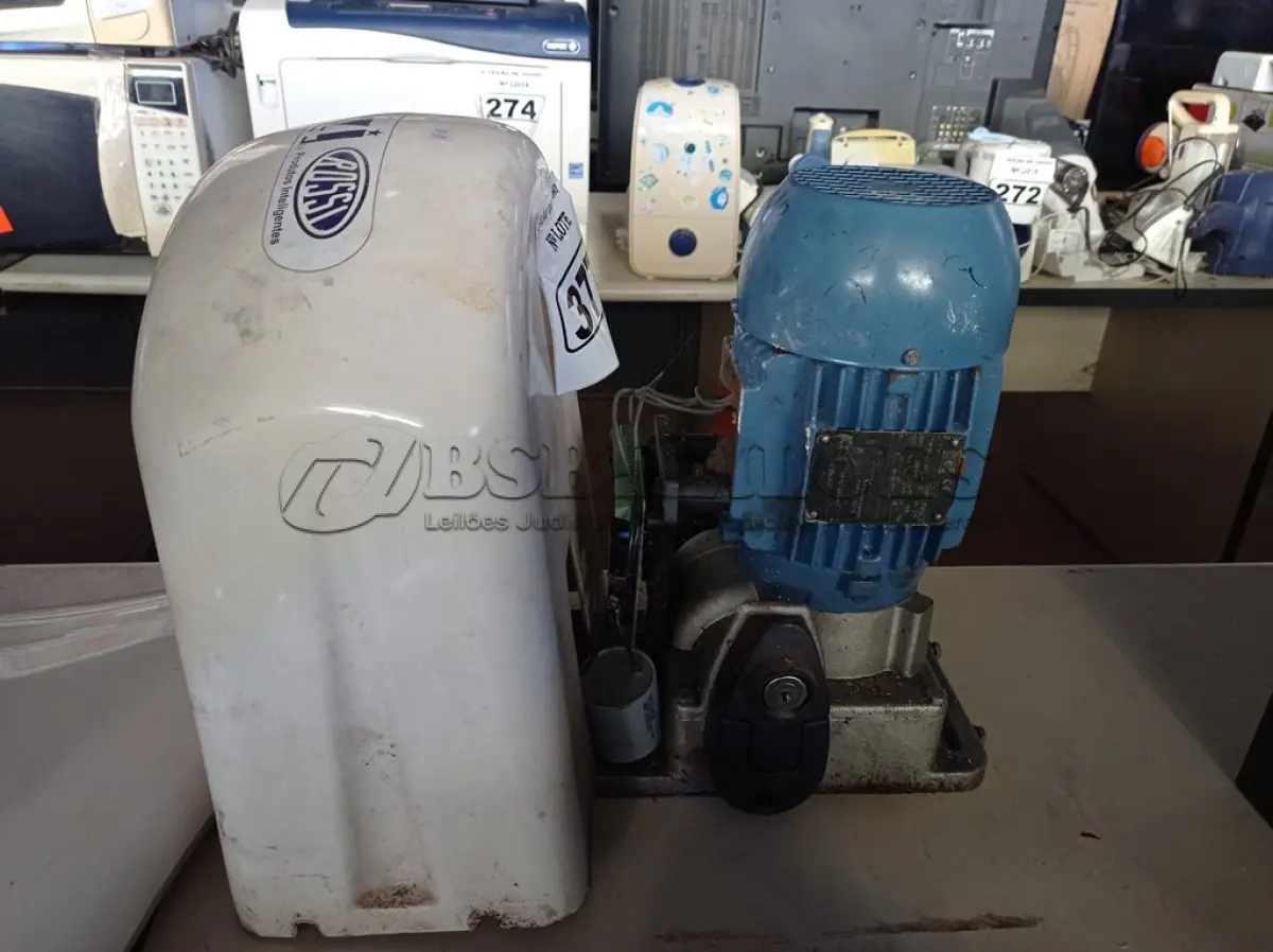 LOTE 377 - 01 MOTOR ELÉTRICO PARA PORTÃO MARCA ROSSI. (NO ESTADO) ATENÇÃO! FAZER A VISITAÇÃO ANTES DE ARREMATAR, NÃO SABEMOS SE FUNCIONA. LEILÃO NÃO TEM GARANTIA E NEM DEVOLUÇÃO, SUJEITO A POSSÍVEIS AVARIAS VISÍVEIS/OCULTAS E/OU AUSÊNCIA DE COMPONENTES.