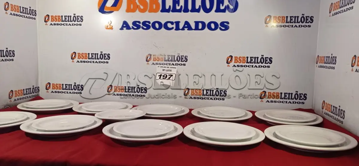 LOTE 197 - 10 PRATOS RASOS E 10 PRATOS DE SOBREMESA. (NO ESTADO) ATENÇÃO! FAZER A VISITAÇÃO ANTES DE ARREMATAR, NÃO SABEMOS SE FUNCIONA. LEILÃO NÃO TEM GARANTIA E NEM DEVOLUÇÃO, SUJEITO A POSSÍVEIS AVARIAS VISÍVEIS/OCULTAS E/OU AUSÊNCIA DE COMPONENTES.