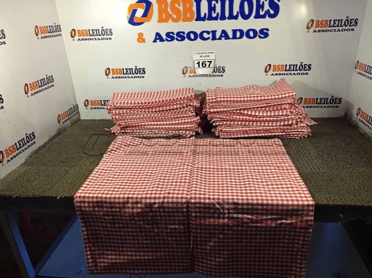 LOTE 167 - 20 TOALHAS XADREZ BRANCA/VERMELHO PARA MESA PLÁSTICA BISTRÔ, 150X150. (NO ESTADO) ATENÇÃO! FAZER A VISITAÇÃO ANTES DE ARREMATAR, NÃO SABEMOS SE FUNCIONA. LEILÃO NÃO TEM GARANTIA E NEM DEVOLUÇÃO, SUJEITO A POSSÍVEIS AVARIAS VISÍVEIS/OCULTAS E/OU AUSÊNCIA DE COMPONENTES.