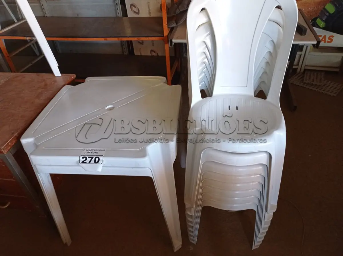 LOTE 270 - 02 JOGOS DE MESAS QUADRADAS DE PLÁSTICO NA COR BRANCA. (NO ESTADO) ATENÇÃO! FAZER A VISITAÇÃO ANTES DE ARREMATAR, NÃO SABEMOS SE FUNCIONA. LEILÃO NÃO TEM GARANTIA E NEM DEVOLUÇÃO, SUJEITO A POSSÍVEIS AVARIAS VISÍVEIS/OCULTAS E/OU AUSÊNCIA DE COMPONENTES.
