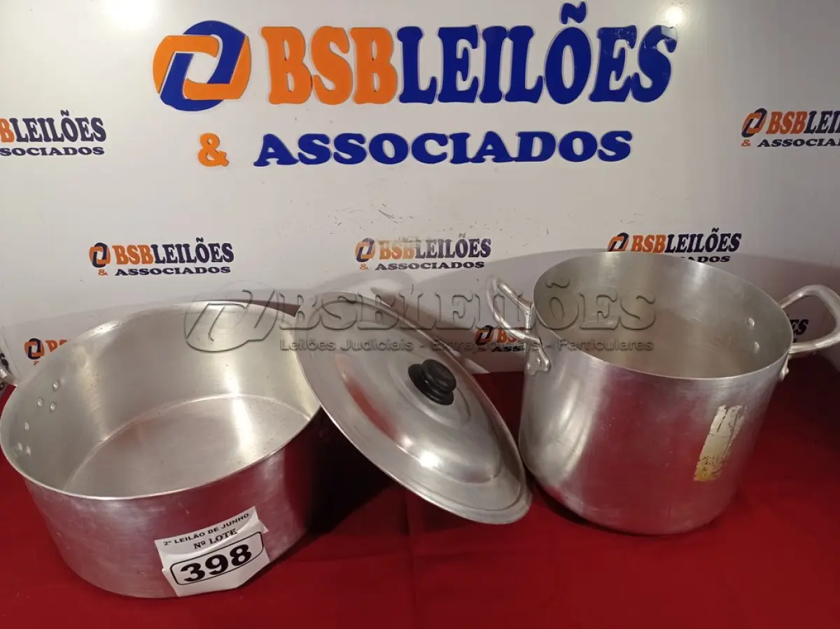 LOTE 398 - 01 PANELA COM TAMPA E 01 CAÇAROLA SEM TAMPA. (NO ESTADO) ATENÇÃO! FAZER A VISITAÇÃO ANTES DE ARREMATAR, NÃO SABEMOS SE FUNCIONA. LEILÃO NÃO TEM GARANTIA E NEM DEVOLUÇÃO, SUJEITO A POSSÍVEIS AVARIAS VISÍVEIS/OCULTAS E/OU AUSÊNCIA DE COMPONENTES.