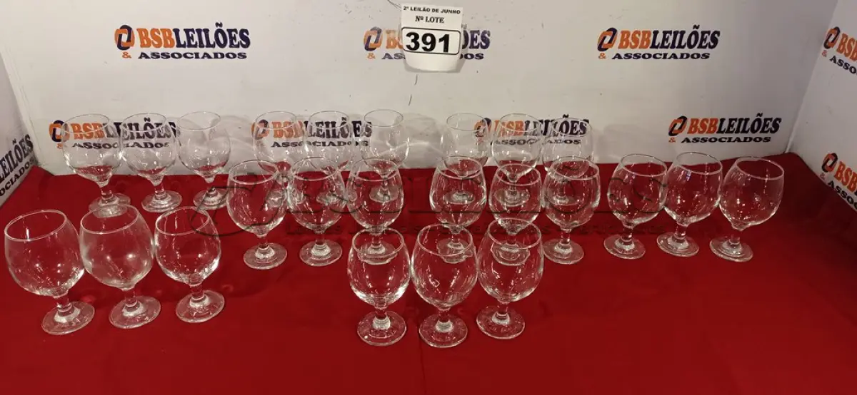 LOTE 391 - 24 TAÇAS PARA ÁGUA COM CAIXA EM MDF. (NO ESTADO) ATENÇÃO! FAZER A VISITAÇÃO ANTES DE ARREMATAR, NÃO SABEMOS SE FUNCIONA. LEILÃO NÃO TEM GARANTIA E NEM DEVOLUÇÃO, SUJEITO A POSSÍVEIS AVARIAS VISÍVEIS/OCULTAS E/OU AUSÊNCIA DE COMPONENTES.
