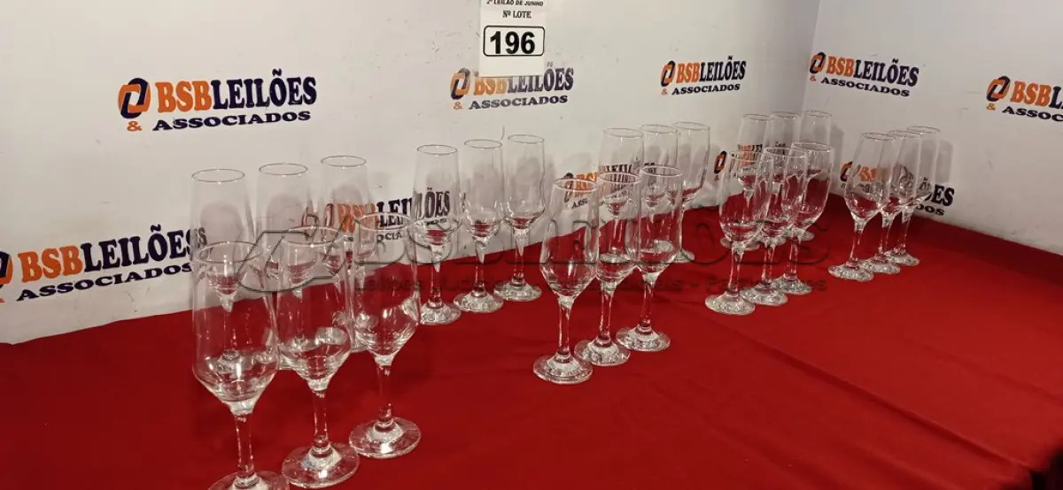 LOTE 196 - 24 TAÇAS PARA CHAMPANHE DIVERSAS. (NO ESTADO) ATENÇÃO! FAZER A VISITAÇÃO ANTES DE ARREMATAR, NÃO SABEMOS SE FUNCIONA. LEILÃO NÃO TEM GARANTIA E NEM DEVOLUÇÃO, SUJEITO A POSSÍVEIS AVARIAS VISÍVEIS/OCULTAS E/OU AUSÊNCIA DE COMPONENTES.