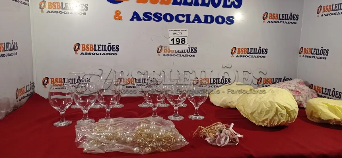 LOTE 198 - 12 TAÇAS PARA ÁGUA. (NO ESTADO) ATENÇÃO! FAZER A VISITAÇÃO ANTES DE ARREMATAR, NÃO SABEMOS SE FUNCIONA. LEILÃO NÃO TEM GARANTIA E NEM DEVOLUÇÃO, SUJEITO A POSSÍVEIS AVARIAS VISÍVEIS/OCULTAS E/OU AUSÊNCIA DE COMPONENTES.