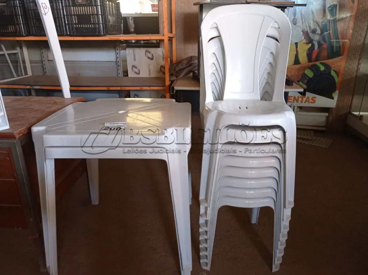 LOTE 200 - 02 JOGOS DE MESAS QUADRADAS DE PLÁSTICO NA COR BRANCA. (NO ESTADO) ATENÇÃO! FAZER A VISITAÇÃO ANTES DE ARREMATAR, NÃO SABEMOS SE FUNCIONA. LEILÃO NÃO TEM GARANTIA E NEM DEVOLUÇÃO, SUJEITO A POSSÍVEIS AVARIAS VISÍVEIS/OCULTAS E/OU AUSÊNCIA DE COMPONENTES.