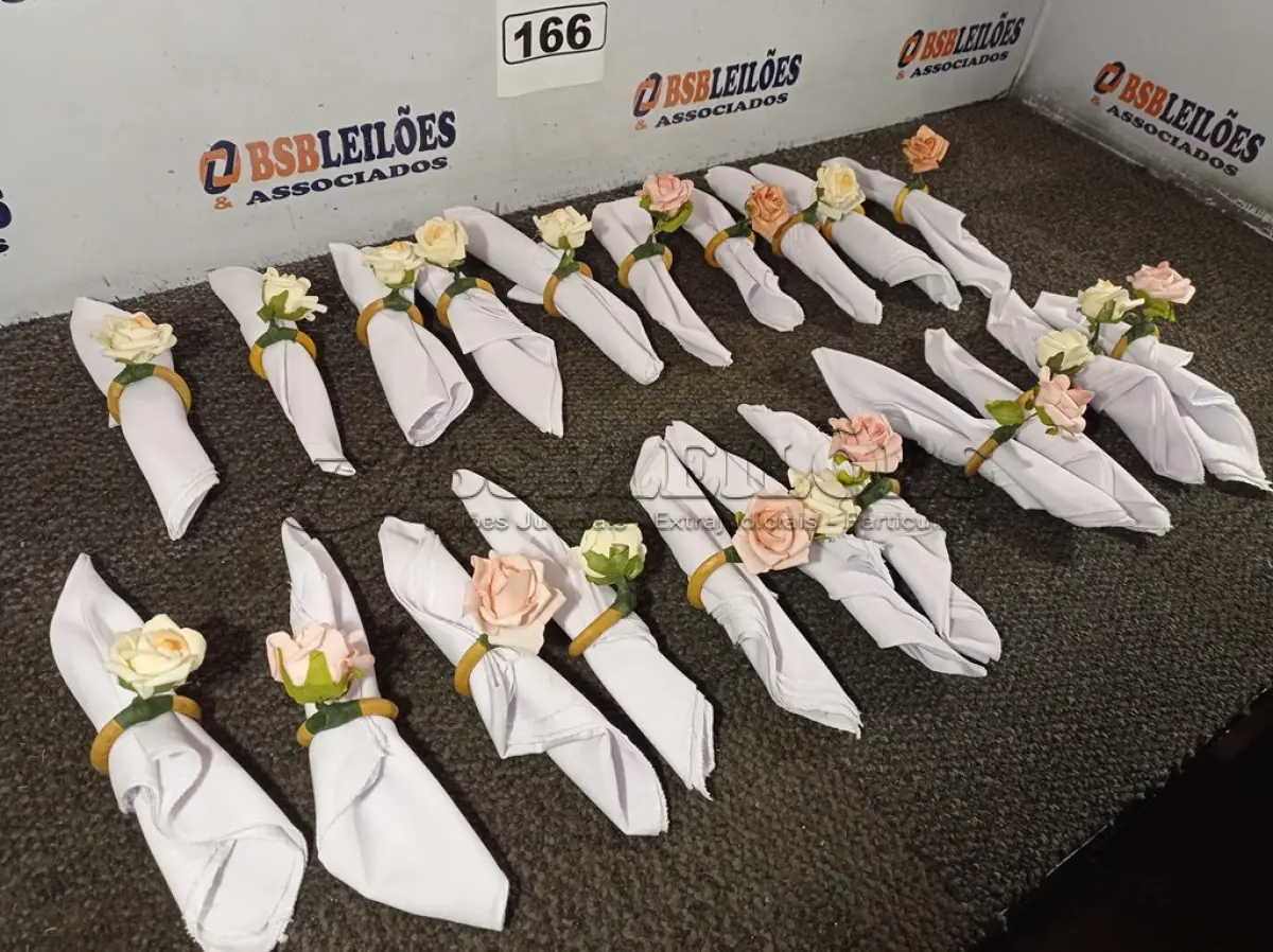 LOTE 166 - 21 GUARDANAPOS COM ARGOLA PORTA GUARDANAPOS DETALHE EM FLOR. (NO ESTADO) ATENÇÃO! FAZER A VISITAÇÃO ANTES DE ARREMATAR, NÃO SABEMOS SE FUNCIONA. LEILÃO NÃO TEM GARANTIA E NEM DEVOLUÇÃO, SUJEITO A POSSÍVEIS AVARIAS VISÍVEIS/OCULTAS E/OU AUSÊNCIA DE COMPONENTES.