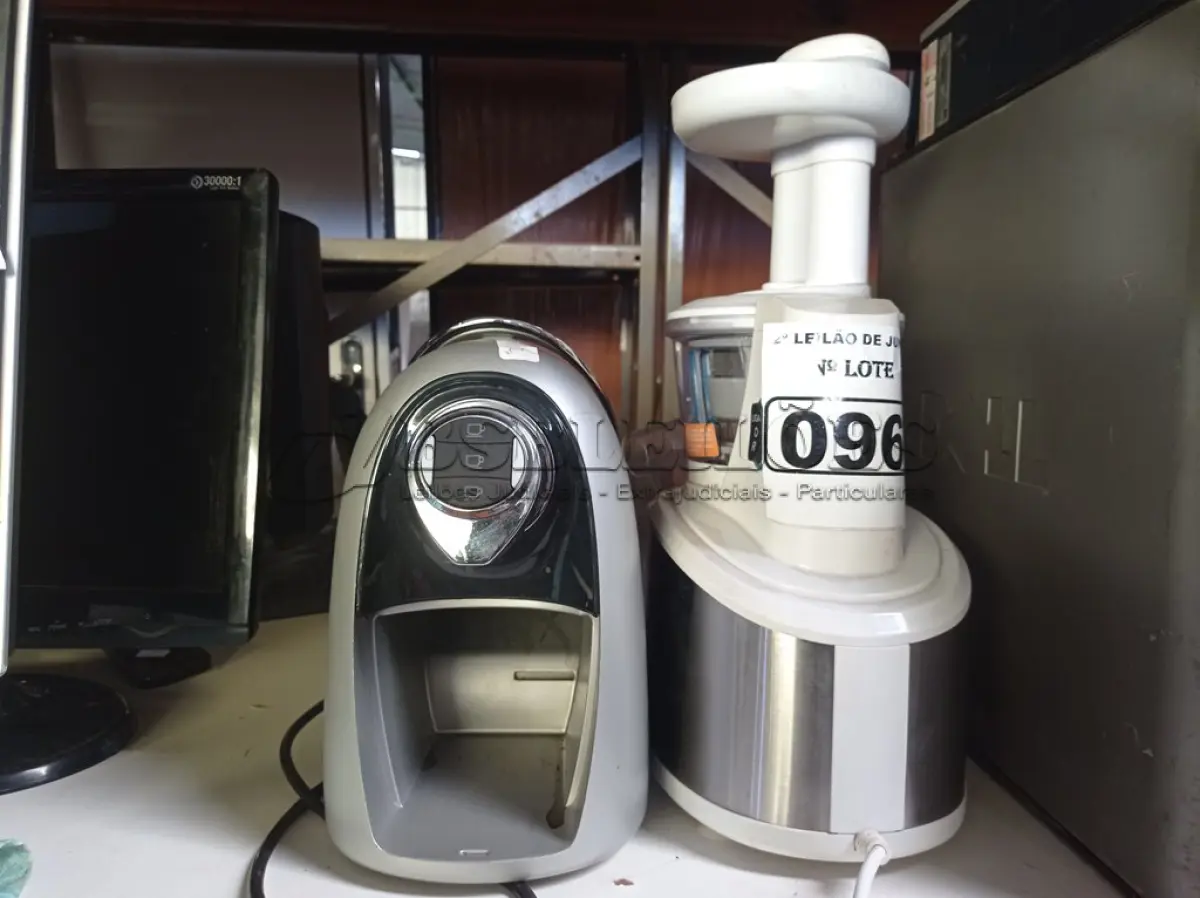 LOTE 096 - 01 MÁQUINA DE CAFÉ EXPRESSO MODELO S04 220V E 01 CENTRIFUGA DE FRUTAS MODELO: JCR900 220V. (NO ESTADO) ATENÇÃO! FAZER A VISITAÇÃO ANTES DE ARREMATAR, NÃO SABEMOS SE FUNCIONA. LEILÃO NÃO TEM GARANTIA E NEM DEVOLUÇÃO, SUJEITO A POSSÍVEIS AVARIAS VISÍVEIS/OCULTAS E/OU AUSÊNCIA DE COMPONENTES.