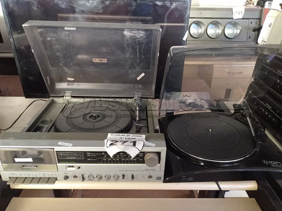 LOTE 271 - 01 TV 32’’ PARA RETIRADA DE PEÇAS, 01 TOCA DISCOS E 01 SOM TOSHIBA. (NO ESTADO) ATENÇÃO! FAZER A VISITAÇÃO ANTES DE ARREMATAR, NÃO SABEMOS SE FUNCIONA. LEILÃO NÃO TEM GARANTIA E NEM DEVOLUÇÃO, SUJEITO A POSSÍVEIS AVARIAS VISÍVEIS/OCULTAS E/OU AUSÊNCIA DE COMPONENTES.