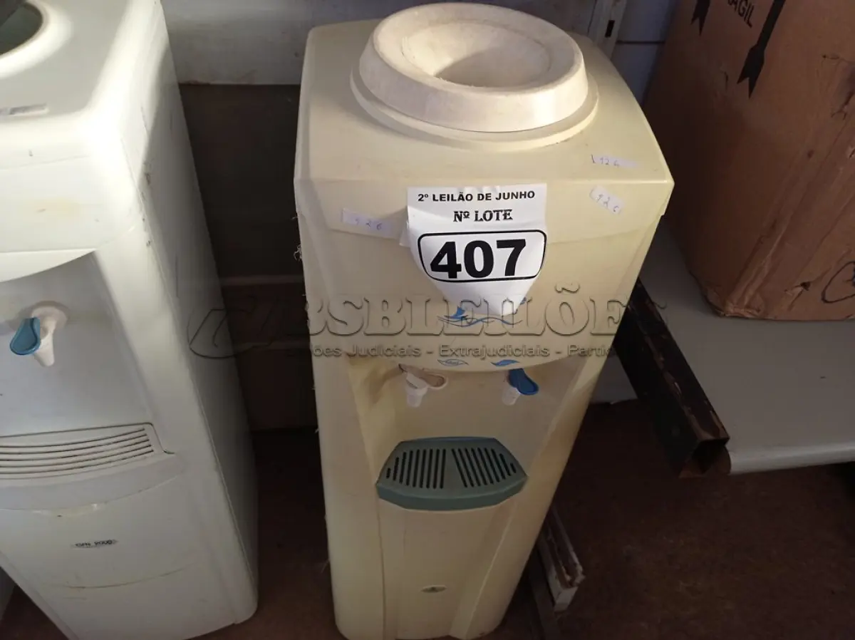 LOTE 407 - 01 BEBEDOURO REFRIGERADO PARA GARRAFÃO MARCA BELLIERE 220V. (NO ESTADO) ATENÇÃO! FAZER A VISITAÇÃO ANTES DE ARREMATAR, NÃO SABEMOS SE FUNCIONA. LEILÃO NÃO TEM GARANTIA E NEM DEVOLUÇÃO, SUJEITO A POSSÍVEIS AVARIAS VISÍVEIS/OCULTAS E/OU AUSÊNCIA DE COMPONENTES.
