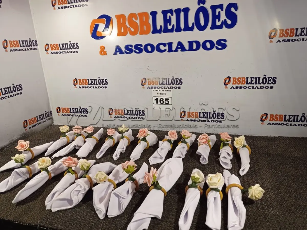 LOTE 165 - 22 GUARDANAPOS COM ARGOLA PORTA GUARDANAPOS DETALHE EM FLOR. (NO ESTADO) ATENÇÃO! FAZER A VISITAÇÃO ANTES DE ARREMATAR, NÃO SABEMOS SE FUNCIONA. LEILÃO NÃO TEM GARANTIA E NEM DEVOLUÇÃO, SUJEITO A POSSÍVEIS AVARIAS VISÍVEIS/OCULTAS E/OU AUSÊNCIA DE COMPONENTES.