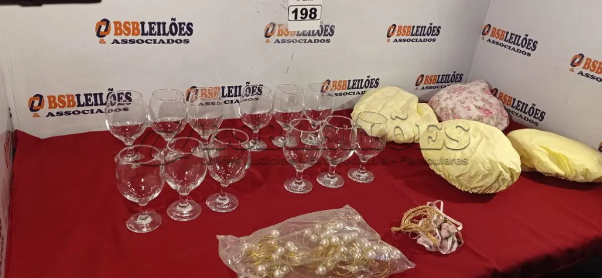 LOTE 198 - 12 TAÇAS PARA ÁGUA. (NO ESTADO) ATENÇÃO! FAZER A VISITAÇÃO ANTES DE ARREMATAR, NÃO SABEMOS SE FUNCIONA. LEILÃO NÃO TEM GARANTIA E NEM DEVOLUÇÃO, SUJEITO A POSSÍVEIS AVARIAS VISÍVEIS/OCULTAS E/OU AUSÊNCIA DE COMPONENTES.