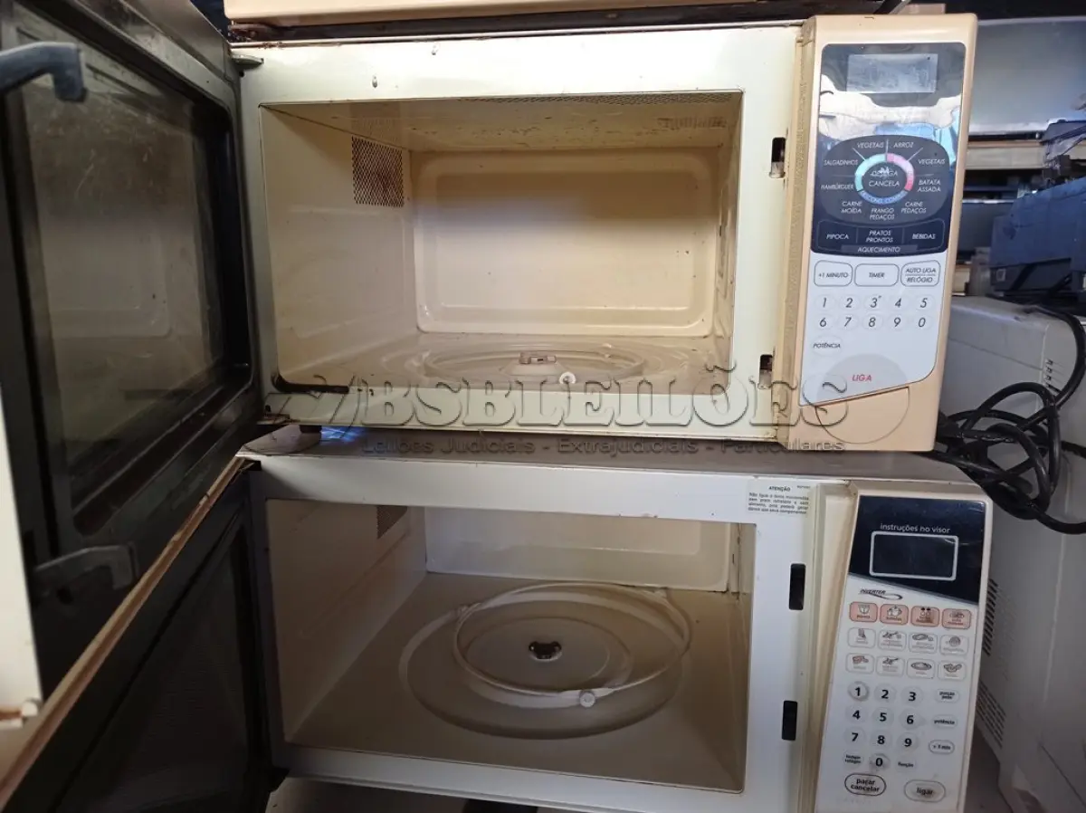 LOTE 275 - 03 MICRO-ONDAS PARA RETIRADA DE PEÇAS SEM PRATO. (NO ESTADO) ATENÇÃO! FAZER A VISITAÇÃO ANTES DE ARREMATAR, NÃO SABEMOS SE FUNCIONA. LEILÃO NÃO TEM GARANTIA E NEM DEVOLUÇÃO, SUJEITO A POSSÍVEIS AVARIAS VISÍVEIS/OCULTAS E/OU AUSÊNCIA DE COMPONENTES.