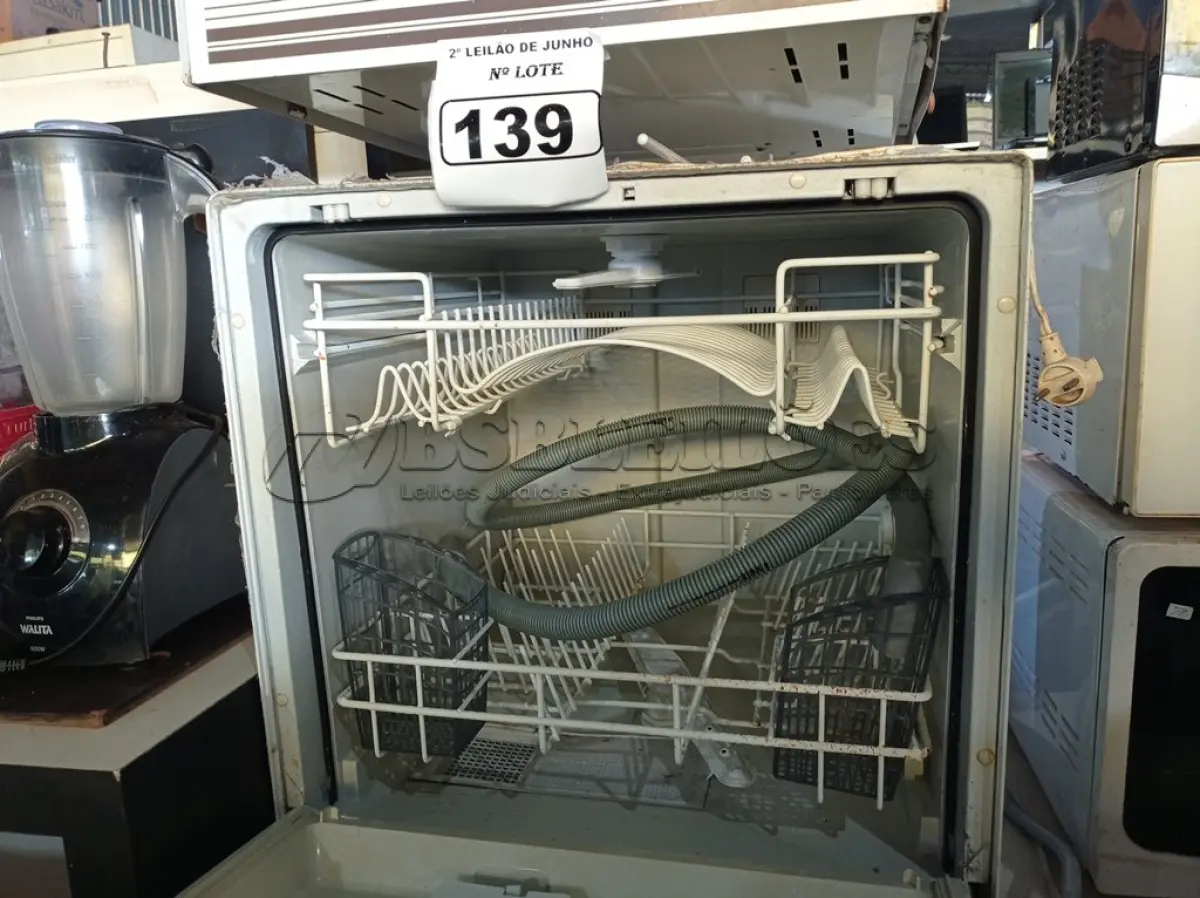 LOTE 139 - 01 LAVA LOUCAS MARCA BRASTEMP 220V E 01 SECADORA MARCA ENXUTA BIVOLT. (NO ESTADO) ATENÇÃO! FAZER A VISITAÇÃO ANTES DE ARREMATAR, NÃO SABEMOS SE FUNCIONA. LEILÃO NÃO TEM GARANTIA E NEM DEVOLUÇÃO, SUJEITO A POSSÍVEIS AVARIAS VISÍVEIS/OCULTAS E/OU AUSÊNCIA DE COMPONENTES.