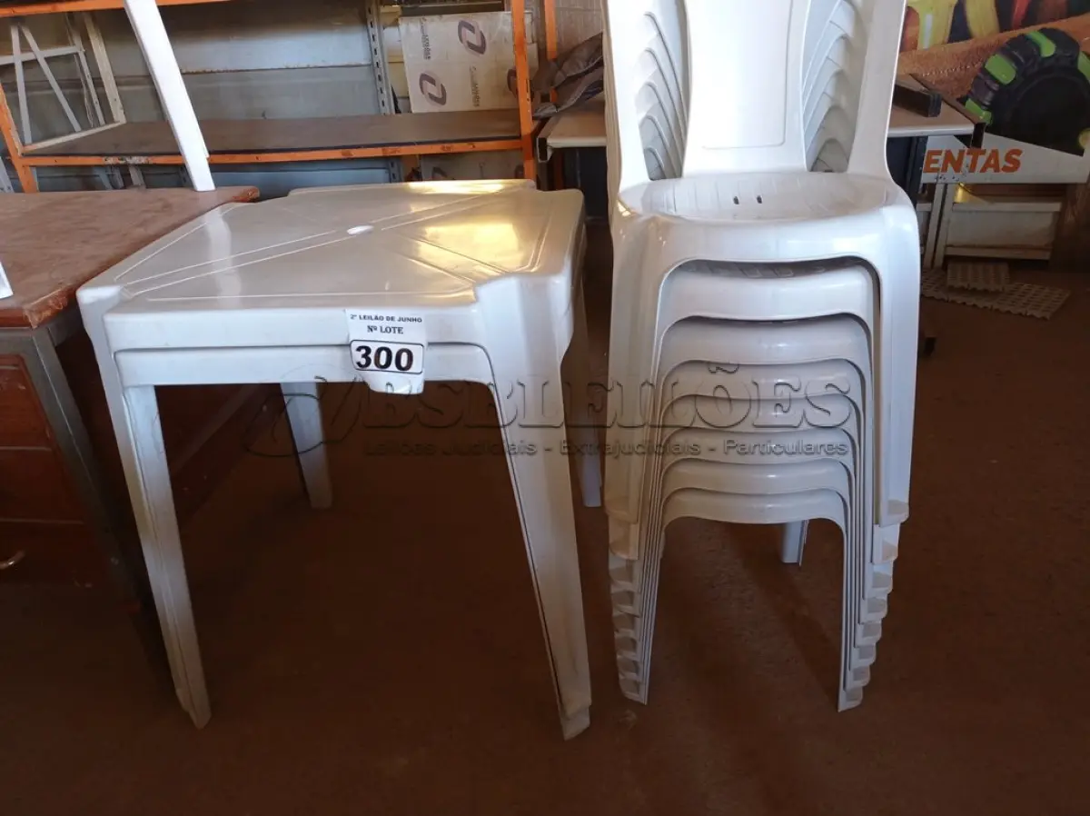 LOTE 300 - 02 JOGOS DE MESAS QUADRADAS DE PLÁSTICO NA COR BRANCA. (NO ESTADO) ATENÇÃO! FAZER A VISITAÇÃO ANTES DE ARREMATAR, NÃO SABEMOS SE FUNCIONA. LEILÃO NÃO TEM GARANTIA E NEM DEVOLUÇÃO, SUJEITO A POSSÍVEIS AVARIAS VISÍVEIS/OCULTAS E/OU AUSÊNCIA DE COMPONENTES.