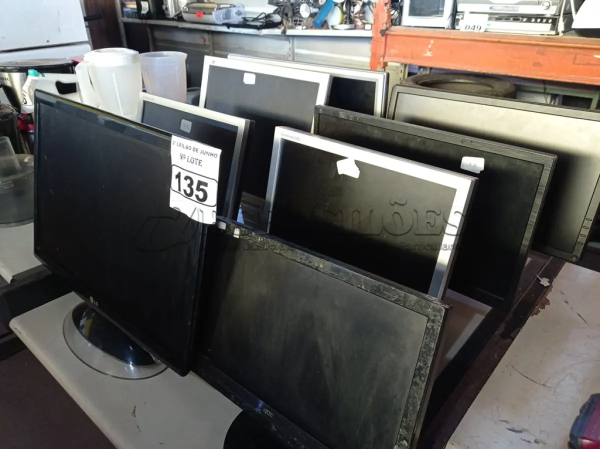 LOTE 135 - 08 MONITORES LCD MARCAS E MODELOS DIVERSOS COM AVARIAS. (NO ESTADO) ATENÇÃO! FAZER A VISITAÇÃO ANTES DE ARREMATAR, NÃO SABEMOS SE FUNCIONA. LEILÃO NÃO TEM GARANTIA E NEM DEVOLUÇÃO, SUJEITO A POSSÍVEIS AVARIAS VISÍVEIS/OCULTAS E/OU AUSÊNCIA DE COMPONENTES.