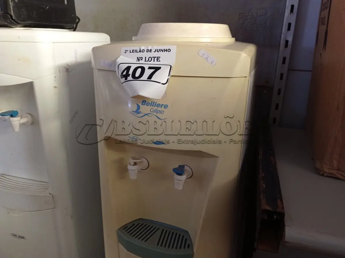 LOTE 407 - 01 BEBEDOURO REFRIGERADO PARA GARRAFÃO MARCA BELLIERE 220V. (NO ESTADO) ATENÇÃO! FAZER A VISITAÇÃO ANTES DE ARREMATAR, NÃO SABEMOS SE FUNCIONA. LEILÃO NÃO TEM GARANTIA E NEM DEVOLUÇÃO, SUJEITO A POSSÍVEIS AVARIAS VISÍVEIS/OCULTAS E/OU AUSÊNCIA DE COMPONENTES.