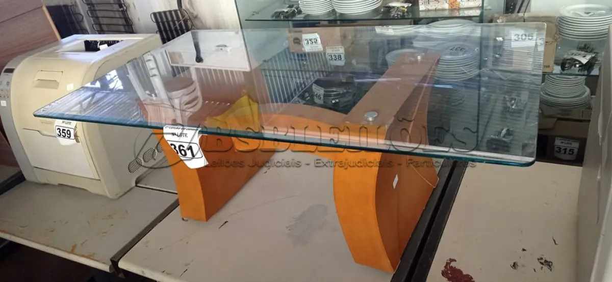 LOTE 361 - 01 MESA DE CENTRO BASE EM MADEIRA E VIDRO BISOTADO. (NO ESTADO) ATENÇÃO! FAZER A VISITAÇÃO ANTES DE ARREMATAR, NÃO SABEMOS SE FUNCIONA. LEILÃO NÃO TEM GARANTIA E NEM DEVOLUÇÃO, SUJEITO A POSSÍVEIS AVARIAS VISÍVEIS/OCULTAS E/OU AUSÊNCIA DE COMPONENTES.