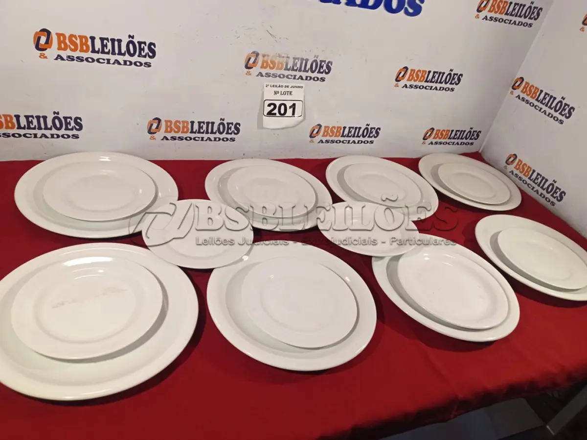 LOTE 201 - 08 PRATOS RASOS E 10 DE SOBREMESA. (NO ESTADO) ATENÇÃO! FAZER A VISITAÇÃO ANTES DE ARREMATAR, NÃO SABEMOS SE FUNCIONA. LEILÃO NÃO TEM GARANTIA E NEM DEVOLUÇÃO, SUJEITO A POSSÍVEIS AVARIAS VISÍVEIS/OCULTAS E/OU AUSÊNCIA DE COMPONENTES.