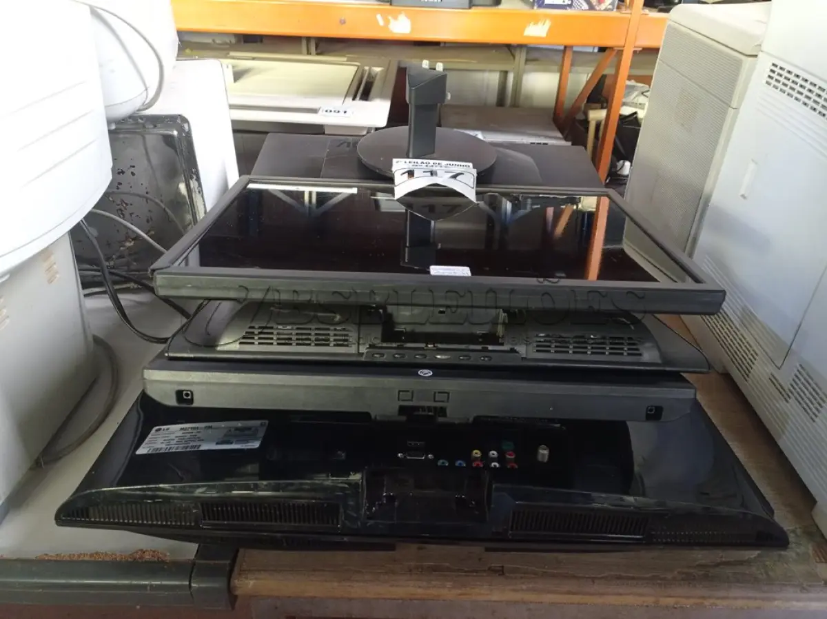 LOTE 117 - 09 MONITORES LCD MARCAS E MODELOS DIVERSOS COM AVARIAS. (NO ESTADO) ATENÇÃO! FAZER A VISITAÇÃO ANTES DE ARREMATAR, NÃO SABEMOS SE FUNCIONA. LEILÃO NÃO TEM GARANTIA E NEM DEVOLUÇÃO, SUJEITO A POSSÍVEIS AVARIAS VISÍVEIS/OCULTAS E/OU AUSÊNCIA DE COMPONENTES.
