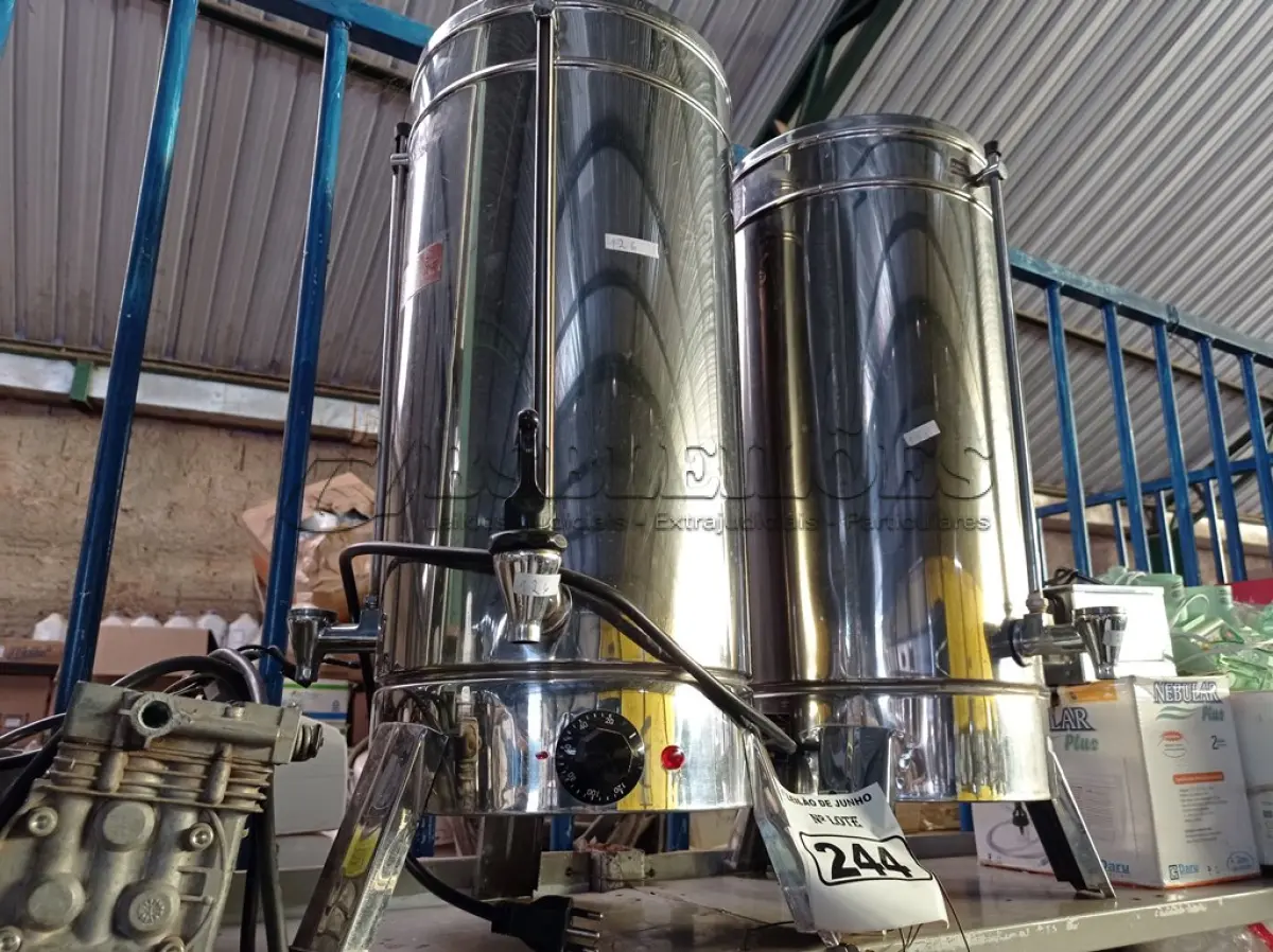 LOTE 244 - 02 CAFETEIRAS EM INOX. (NO ESTADO) ATENÇÃO! FAZER A VISITAÇÃO ANTES DE ARREMATAR, NÃO SABEMOS SE FUNCIONA. LEILÃO NÃO TEM GARANTIA E NEM DEVOLUÇÃO, SUJEITO A POSSÍVEIS AVARIAS VISÍVEIS/OCULTAS E/OU AUSÊNCIA DE COMPONENTES.
