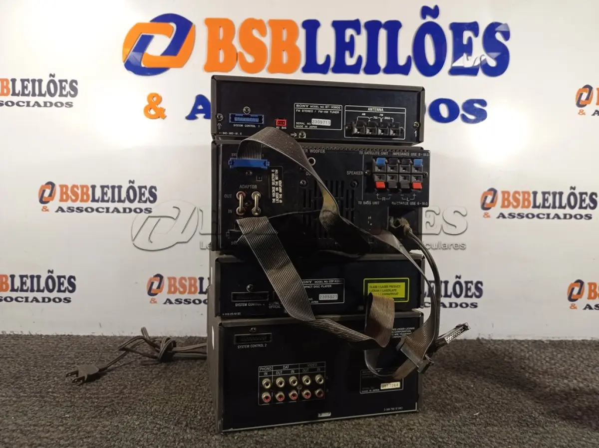 LOTE 142 - 01 SISTEMA DE ÁUDIO MARCA SONY.  (NO ESTADO) ATENÇÃO! FAZER A VISITAÇÃO ANTES DE ARREMATAR, NÃO SABEMOS SE FUNCIONA. LEILÃO NÃO TEM GARANTIA E NEM DEVOLUÇÃO, SUJEITO A POSSÍVEIS AVARIAS VISÍVEIS/OCULTAS E/OU AUSÊNCIA DE COMPONENTES.