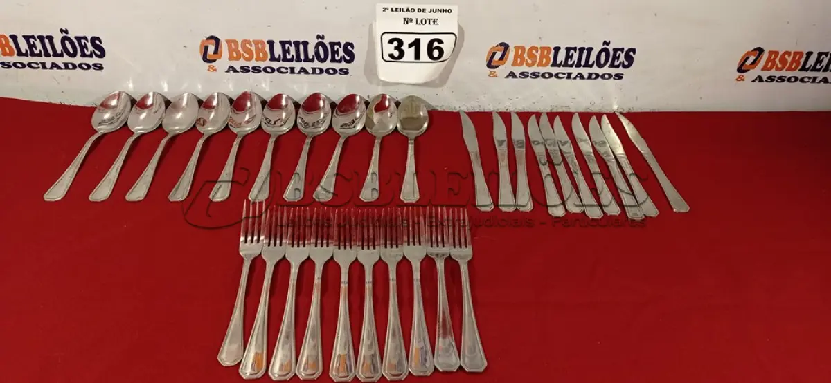 LOTE 316 - 01 LOTE COM 10 GARFOS, 10 COLHERES E 10 FACAS. (NO ESTADO) ATENÇÃO! FAZER A VISITAÇÃO ANTES DE ARREMATAR, NÃO SABEMOS SE FUNCIONA. LEILÃO NÃO TEM GARANTIA E NEM DEVOLUÇÃO, SUJEITO A POSSÍVEIS AVARIAS VISÍVEIS/OCULTAS E/OU AUSÊNCIA DE COMPONENTES.