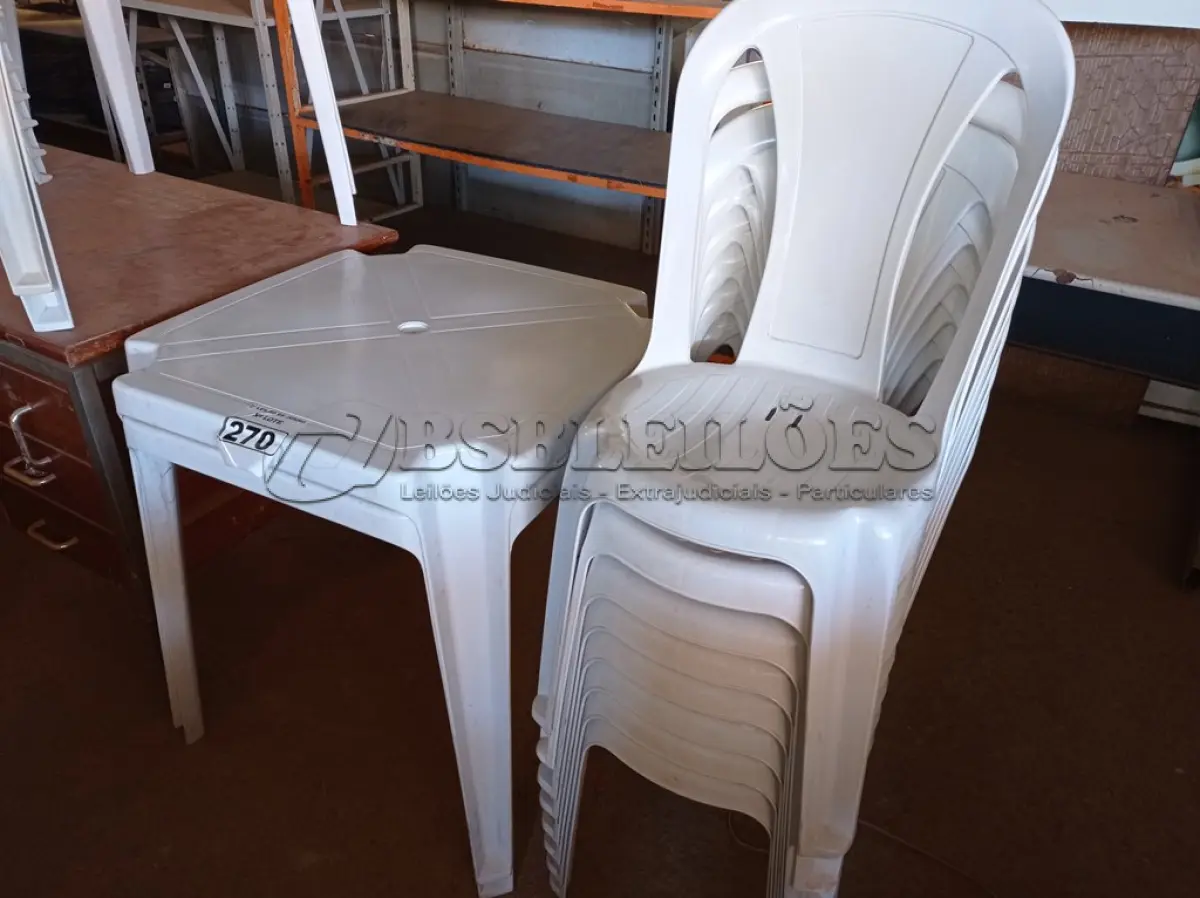 LOTE 270 - 02 JOGOS DE MESAS QUADRADAS DE PLÁSTICO NA COR BRANCA. (NO ESTADO) ATENÇÃO! FAZER A VISITAÇÃO ANTES DE ARREMATAR, NÃO SABEMOS SE FUNCIONA. LEILÃO NÃO TEM GARANTIA E NEM DEVOLUÇÃO, SUJEITO A POSSÍVEIS AVARIAS VISÍVEIS/OCULTAS E/OU AUSÊNCIA DE COMPONENTES.