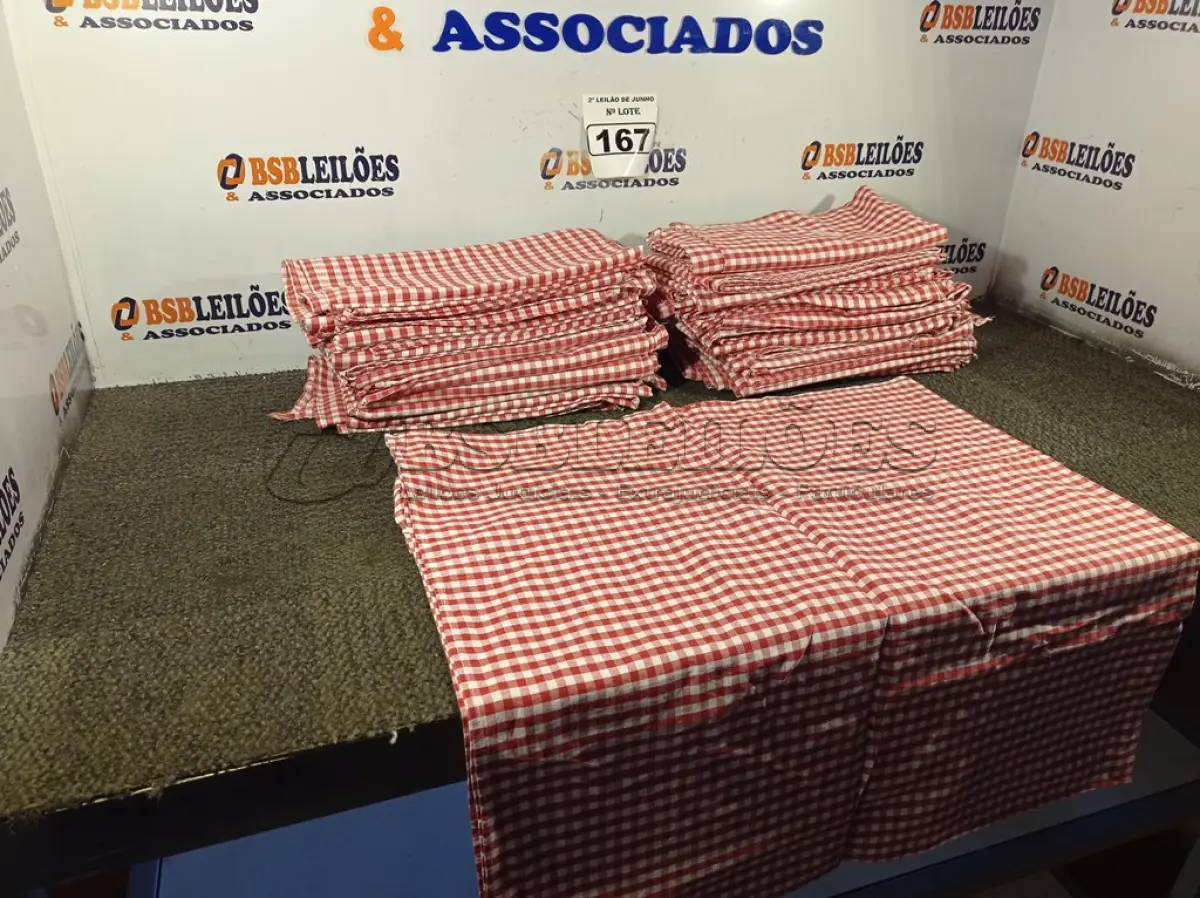 LOTE 167 - 20 TOALHAS XADREZ BRANCA/VERMELHO PARA MESA PLÁSTICA BISTRÔ, 150X150. (NO ESTADO) ATENÇÃO! FAZER A VISITAÇÃO ANTES DE ARREMATAR, NÃO SABEMOS SE FUNCIONA. LEILÃO NÃO TEM GARANTIA E NEM DEVOLUÇÃO, SUJEITO A POSSÍVEIS AVARIAS VISÍVEIS/OCULTAS E/OU AUSÊNCIA DE COMPONENTES.