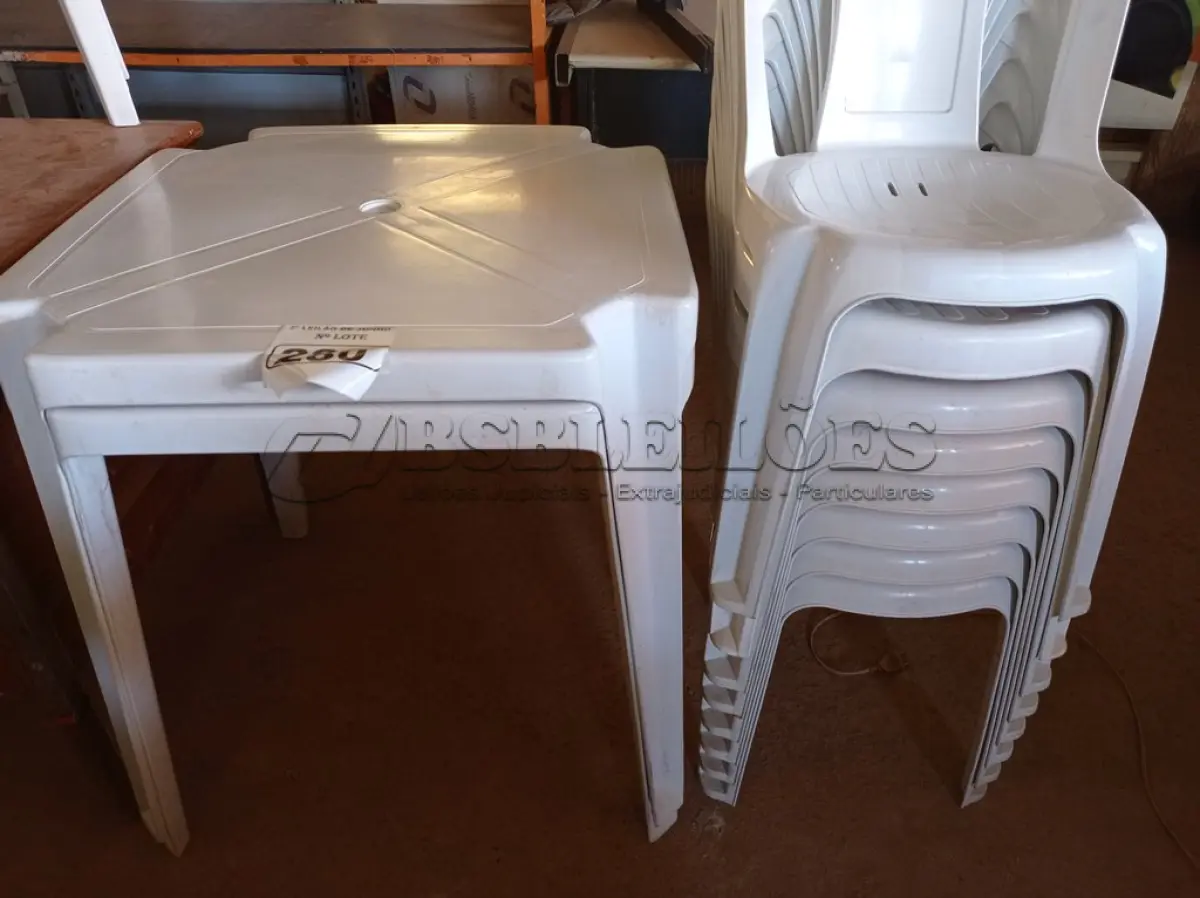 LOTE 280 - 02 JOGOS DE MESAS QUADRADAS DE PLÁSTICO NA COR BRANCA. (NO ESTADO) ATENÇÃO! FAZER A VISITAÇÃO ANTES DE ARREMATAR, NÃO SABEMOS SE FUNCIONA. LEILÃO NÃO TEM GARANTIA E NEM DEVOLUÇÃO, SUJEITO A POSSÍVEIS AVARIAS VISÍVEIS/OCULTAS E/OU AUSÊNCIA DE COMPONENTES.