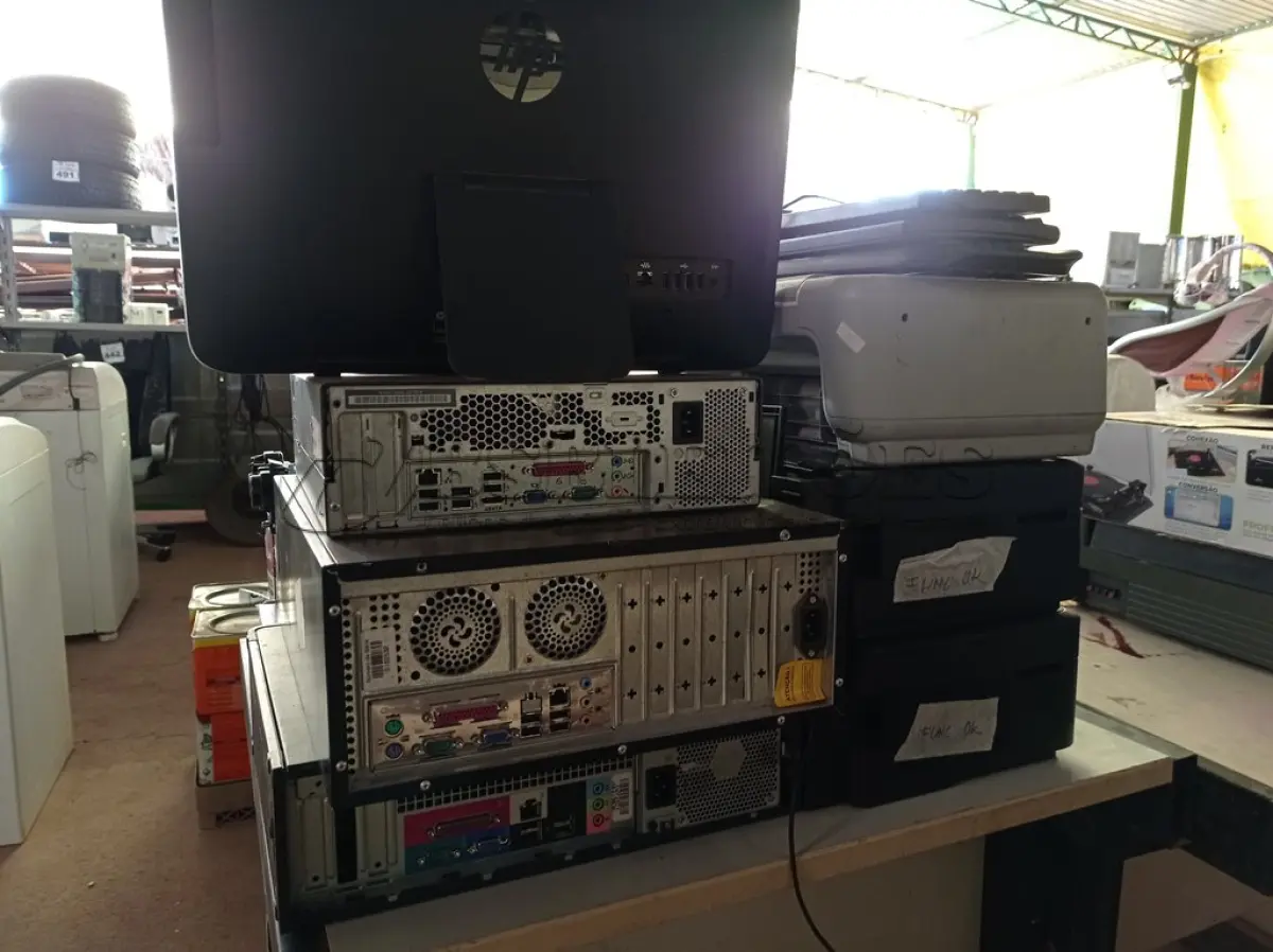 LOTE 269 - 02 MONITORES LCD E 01 HP 18 ALL IN ONE, 03 CPUS, 03 IMPRESSORAS, SENDO 02 MARCA EPSON E 01 HP, 03 TECLADOS E VÁRIOS TONERS. (NO ESTADO) ATENÇÃO! FAZER A VISITAÇÃO ANTES DE ARREMATAR, NÃO SABEMOS SE FUNCIONA. LEILÃO NÃO TEM GARANTIA E NEM DEVOLUÇÃO, SUJEITO A POSSÍVEIS AVARIAS VISÍVEIS/OCULTAS E/OU AUSÊNCIA DE COMPONENTES.