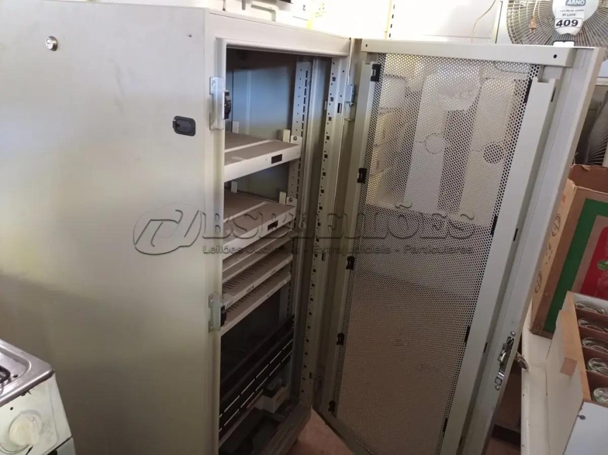 LOTE 413 - 01 RACK DE FERRO COM 02 PORTAS. (NO ESTADO) ATENÇÃO! FAZER A VISITAÇÃO ANTES DE ARREMATAR, NÃO SABEMOS SE FUNCIONA. LEILÃO NÃO TEM GARANTIA E NEM DEVOLUÇÃO, SUJEITO A POSSÍVEIS AVARIAS VISÍVEIS/OCULTAS E/OU AUSÊNCIA DE COMPONENTES.