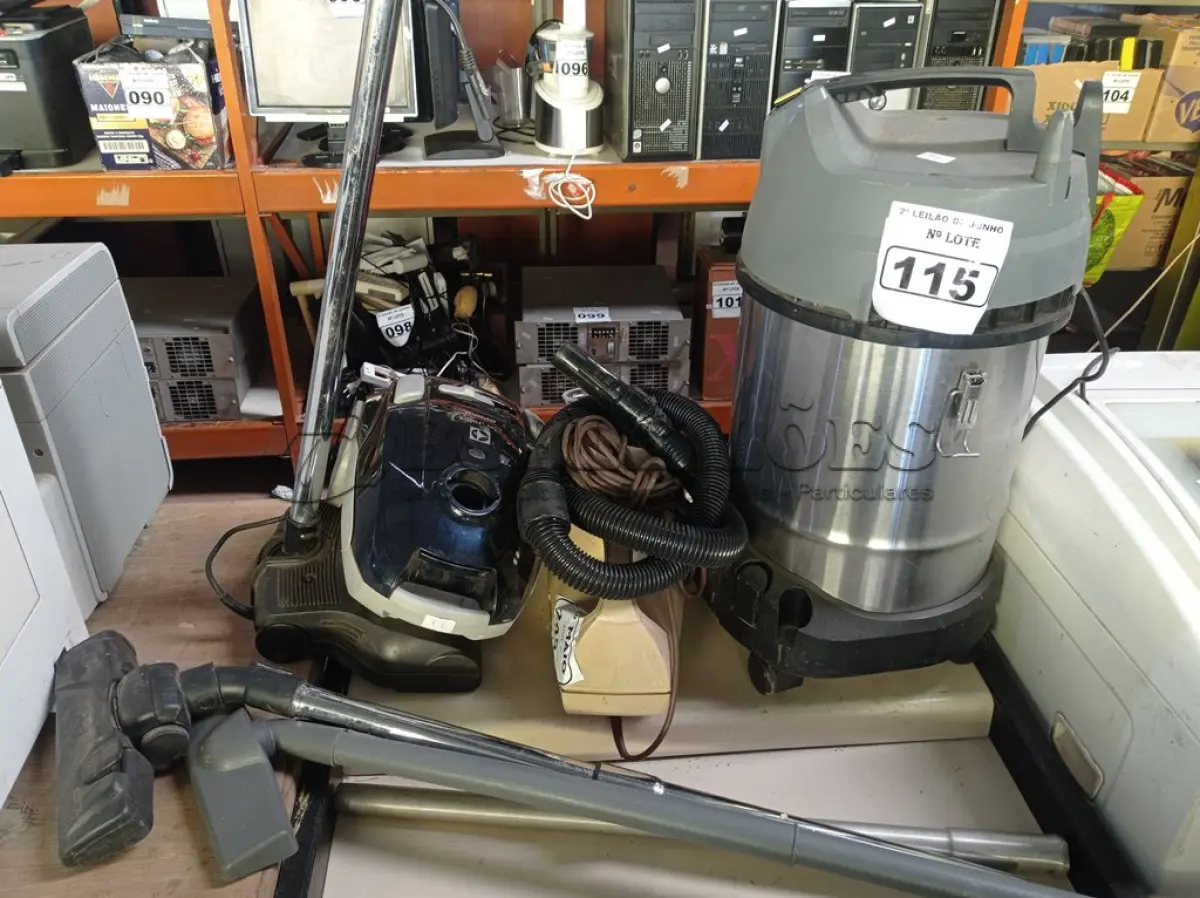 LOTE 115 - 01 LOTE COM 03 ASPIRADORES DE PÓ MARCAS E MODELOS DIVERSOS. (NO ESTADO) ATENÇÃO! FAZER A VISITAÇÃO ANTES DE ARREMATAR, NÃO SABEMOS SE FUNCIONA. LEILÃO NÃO TEM GARANTIA E NEM DEVOLUÇÃO, SUJEITO A POSSÍVEIS AVARIAS VISÍVEIS/OCULTAS E/OU AUSÊNCIA DE COMPONENTES.