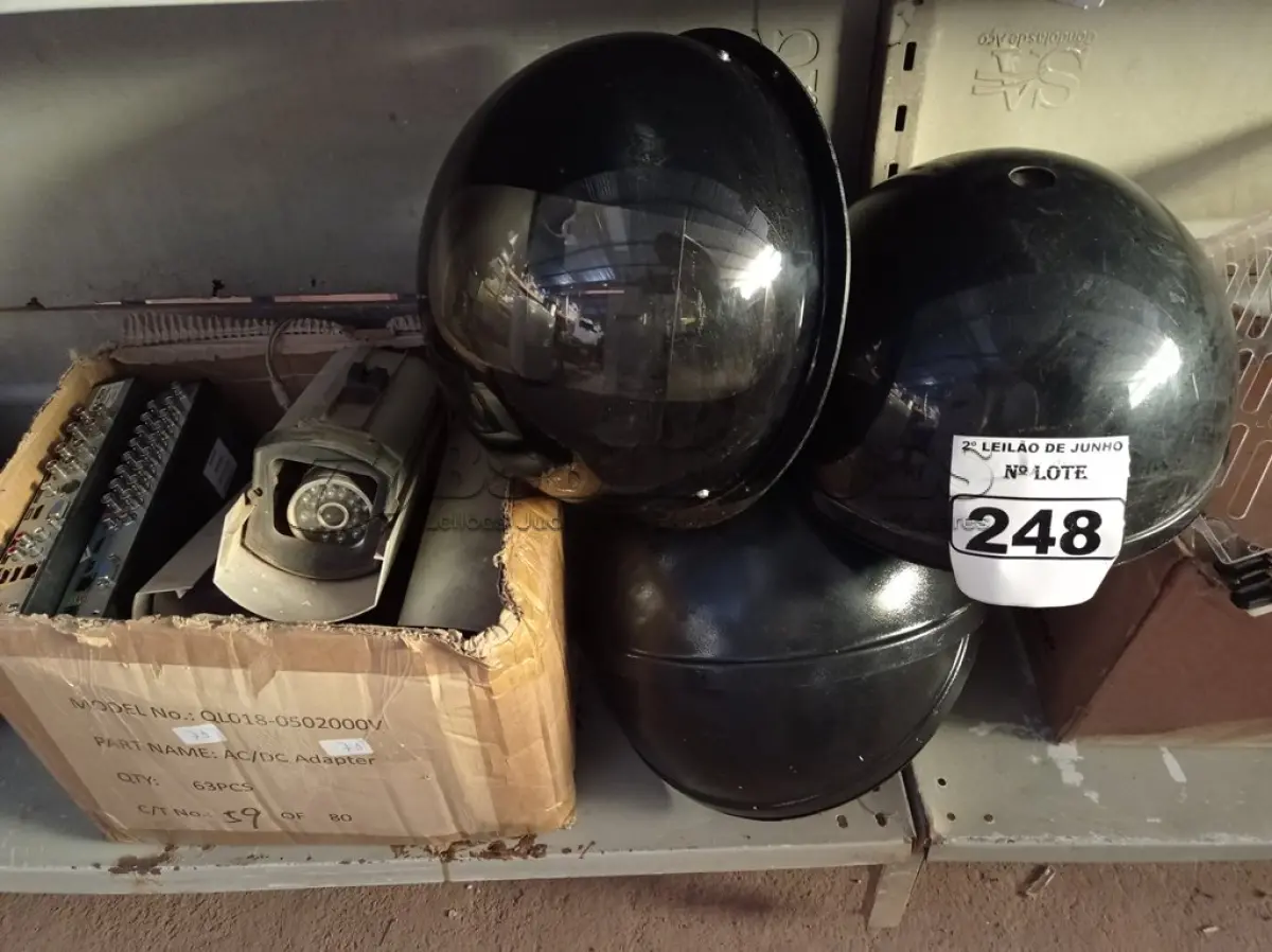 LOTE 248 - 01 LOTE COM CÂMERAS DE SEGURANÇA, 02 DVR PARA RETIRADA DE PEÇAS E 03 SUPORTES DE CÂMERAS DOME. (NO ESTADO) ATENÇÃO! FAZER A VISITAÇÃO ANTES DE ARREMATAR, NÃO SABEMOS SE FUNCIONA. LEILÃO NÃO TEM GARANTIA E NEM DEVOLUÇÃO, SUJEITO A POSSÍVEIS AVARIAS VISÍVEIS/OCULTAS E/OU AUSÊNCIA DE COMPONENTES.
