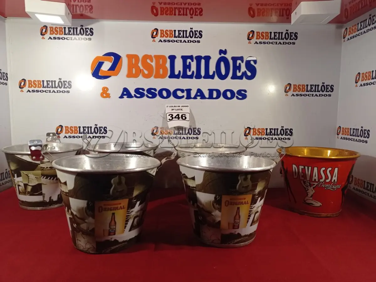 LOTE 346 - 06 BALDES PARA GELO. (NO ESTADO) ATENÇÃO! FAZER A VISITAÇÃO ANTES DE ARREMATAR, NÃO SABEMOS SE FUNCIONA. LEILÃO NÃO TEM GARANTIA E NEM DEVOLUÇÃO, SUJEITO A POSSÍVEIS AVARIAS VISÍVEIS/OCULTAS E/OU AUSÊNCIA DE COMPONENTES.