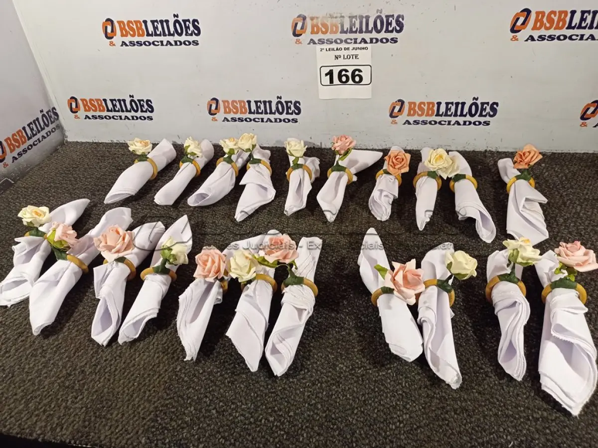 LOTE 166 - 21 GUARDANAPOS COM ARGOLA PORTA GUARDANAPOS DETALHE EM FLOR. (NO ESTADO) ATENÇÃO! FAZER A VISITAÇÃO ANTES DE ARREMATAR, NÃO SABEMOS SE FUNCIONA. LEILÃO NÃO TEM GARANTIA E NEM DEVOLUÇÃO, SUJEITO A POSSÍVEIS AVARIAS VISÍVEIS/OCULTAS E/OU AUSÊNCIA DE COMPONENTES.