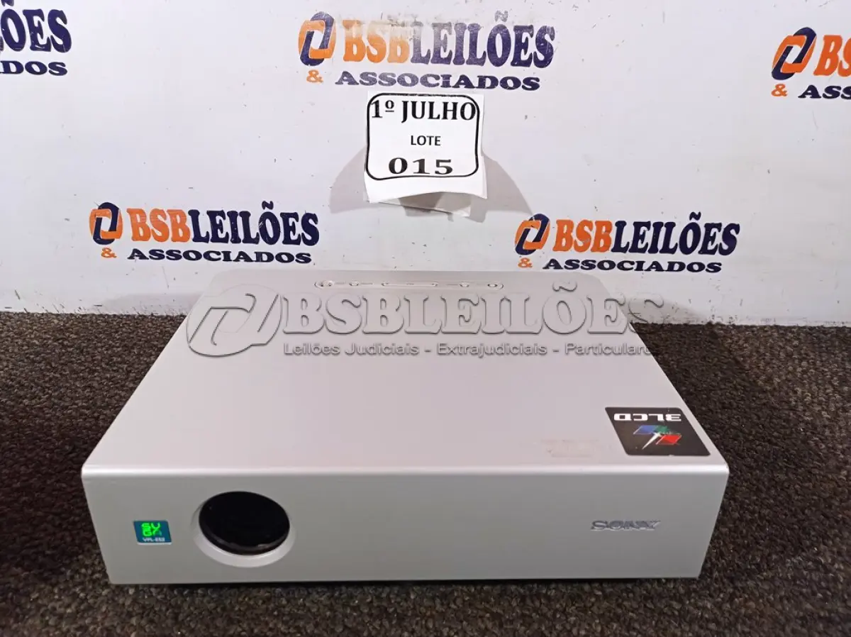 LOTE 015 - 01 PROJETOR LCD MULTIMIDIA, MODELO: VPL-ES27 MARCA SONY 220V. (NO ESTADO) ATENÇÃO! FAZER A VISITAÇÃO ANTES DE ARREMATAR, NÃO SABEMOS SE FUNCIONA. LEILÃO NÃO TEM GARANTIA E NEM DEVOLUÇÃO, SUJEITO A POSSÍVEIS AVARIAS VISÍVEIS/OCULTAS E/OU AUSÊNCIA DE COMPONENTES.