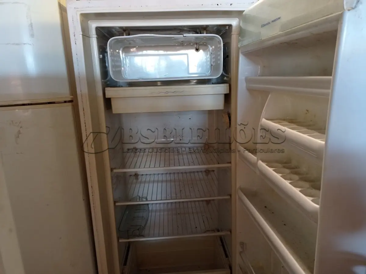 LOTE 191 - 02 GELADEIRAS PARA RETIRADA DE PEÇAS. (NO ESTADO) ATENÇÃO! FAZER A VISITAÇÃO ANTES DE ARREMATAR, NÃO SABEMOS SE FUNCIONA. LEILÃO NÃO TEM GARANTIA E NEM DEVOLUÇÃO, SUJEITO A POSSÍVEIS AVARIAS VISÍVEIS/OCULTAS E/OU AUSÊNCIA DE COMPONENTES.