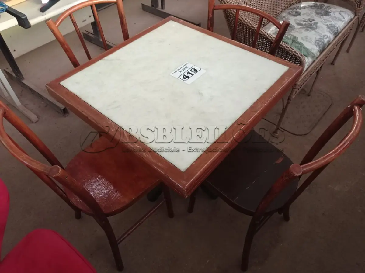 LOTE 419 - 01 MESA EM MADEIRA COM TAMPO DE MÁRMORE COM 04 CADEIRAS.  (NO ESTADO) ATENÇÃO! FAZER A VISITAÇÃO ANTES DE ARREMATAR, NÃO SABEMOS SE FUNCIONA. LEILÃO NÃO TEM GARANTIA E NEM DEVOLUÇÃO, SUJEITO A POSSÍVEIS AVARIAS VISÍVEIS/OCULTAS E/OU AUSÊNCIA DE COMPONENTES.