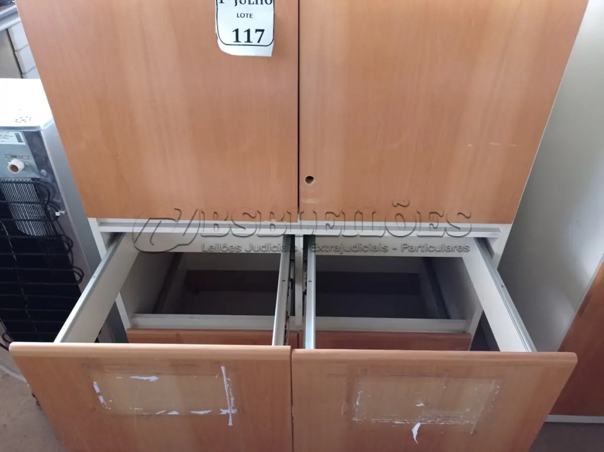 LOTE 117 - 01 ARMÁRIO 02 PORTAS E 04 GAVETAS. (NO ESTADO) ATENÇÃO! FAZER A VISITAÇÃO ANTES DE ARREMATAR, NÃO SABEMOS SE FUNCIONA. LEILÃO NÃO TEM GARANTIA E NEM DEVOLUÇÃO, SUJEITO A POSSÍVEIS AVARIAS VISÍVEIS/OCULTAS E/OU AUSÊNCIA DE COMPONENTES.