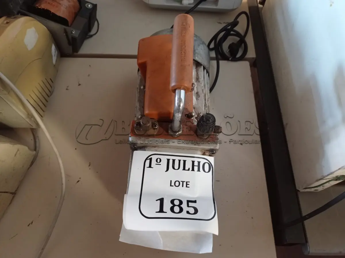 LOTE 185 - 01 BOMBA DE VÁCUO POMP INCOMPLETA. (NO ESTADO) ATENÇÃO! FAZER A VISITAÇÃO ANTES DE ARREMATAR, NÃO SABEMOS SE FUNCIONA. LEILÃO NÃO TEM GARANTIA E NEM DEVOLUÇÃO, SUJEITO A POSSÍVEIS AVARIAS VISÍVEIS/OCULTAS E/OU AUSÊNCIA DE COMPONENTES.