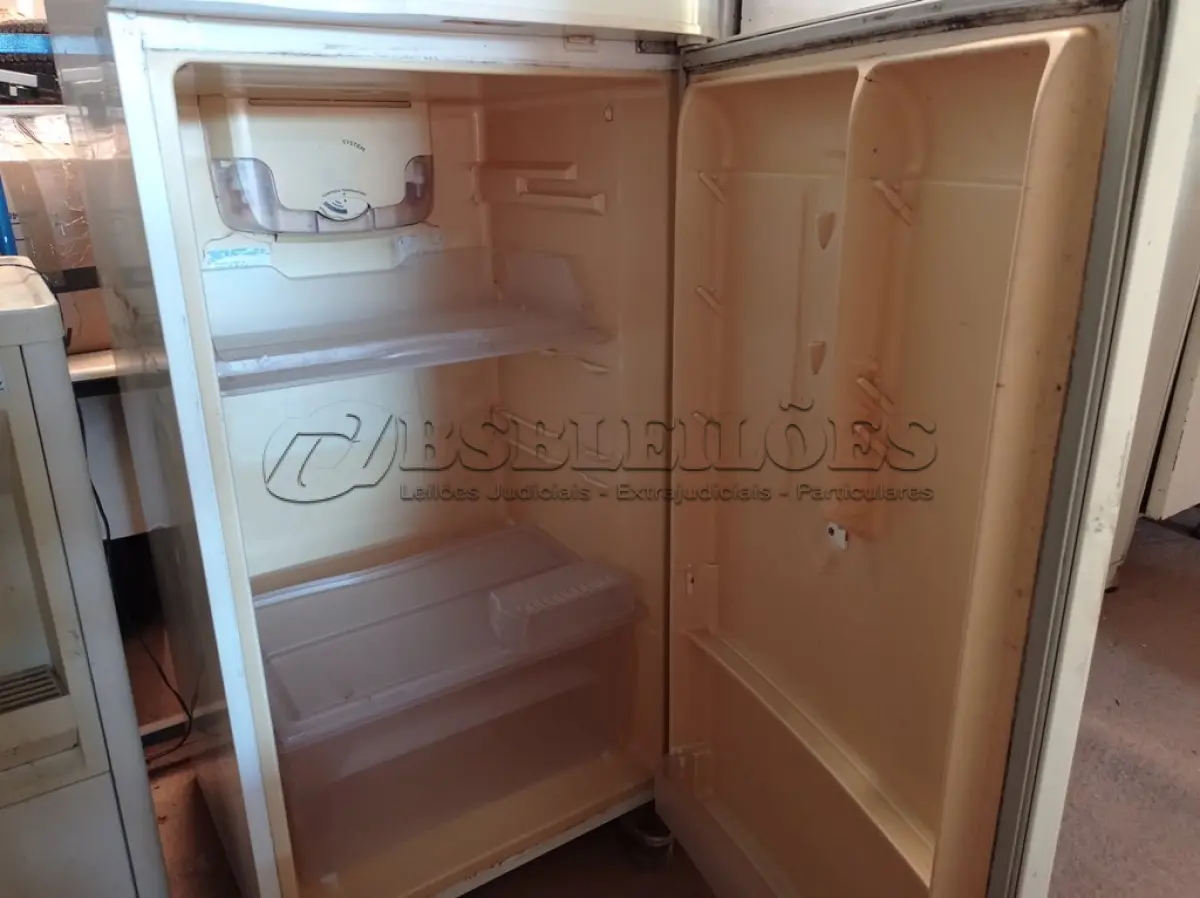 LOTE 191 - 02 GELADEIRAS PARA RETIRADA DE PEÇAS. (NO ESTADO) ATENÇÃO! FAZER A VISITAÇÃO ANTES DE ARREMATAR, NÃO SABEMOS SE FUNCIONA. LEILÃO NÃO TEM GARANTIA E NEM DEVOLUÇÃO, SUJEITO A POSSÍVEIS AVARIAS VISÍVEIS/OCULTAS E/OU AUSÊNCIA DE COMPONENTES.