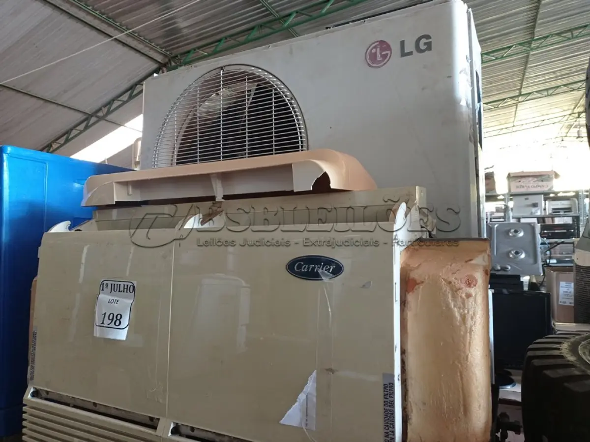 LOTE 198 - 01 SUCATA DE CONDENSADORA E 01 DE EVAPORADORA. (NO ESTADO) ATENÇÃO! FAZER A VISITAÇÃO ANTES DE ARREMATAR, NÃO SABEMOS SE FUNCIONA. LEILÃO NÃO TEM GARANTIA E NEM DEVOLUÇÃO, SUJEITO A POSSÍVEIS AVARIAS VISÍVEIS/OCULTAS E/OU AUSÊNCIA DE COMPONENTES.