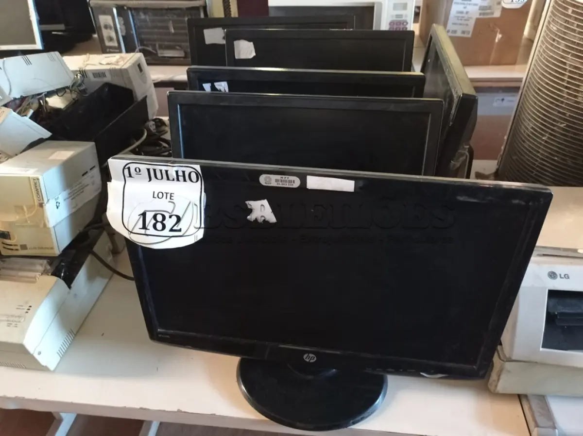 LOTE 182 - 06 MONITORES LCD, SENDO 01 MARCA HP E 05 MARCA DELL. (NO ESTADO) ATENÇÃO! FAZER A VISITAÇÃO ANTES DE ARREMATAR, NÃO SABEMOS SE FUNCIONA. LEILÃO NÃO TEM GARANTIA E NEM DEVOLUÇÃO, SUJEITO A POSSÍVEIS AVARIAS VISÍVEIS/OCULTAS E/OU AUSÊNCIA DE COMPONENTES.
